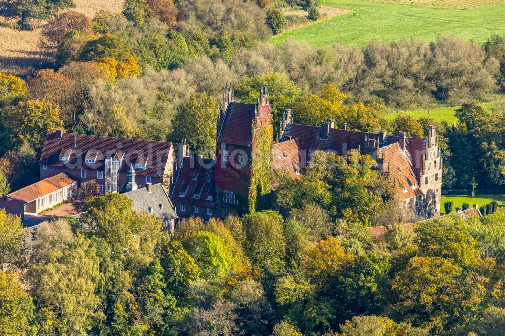 Hamm from the bird's eye view: Water Castle and former Knights Castle Heessen seat in the same district of Hamm at Ruhrgebiet in North Rhine-Westphalia NRW