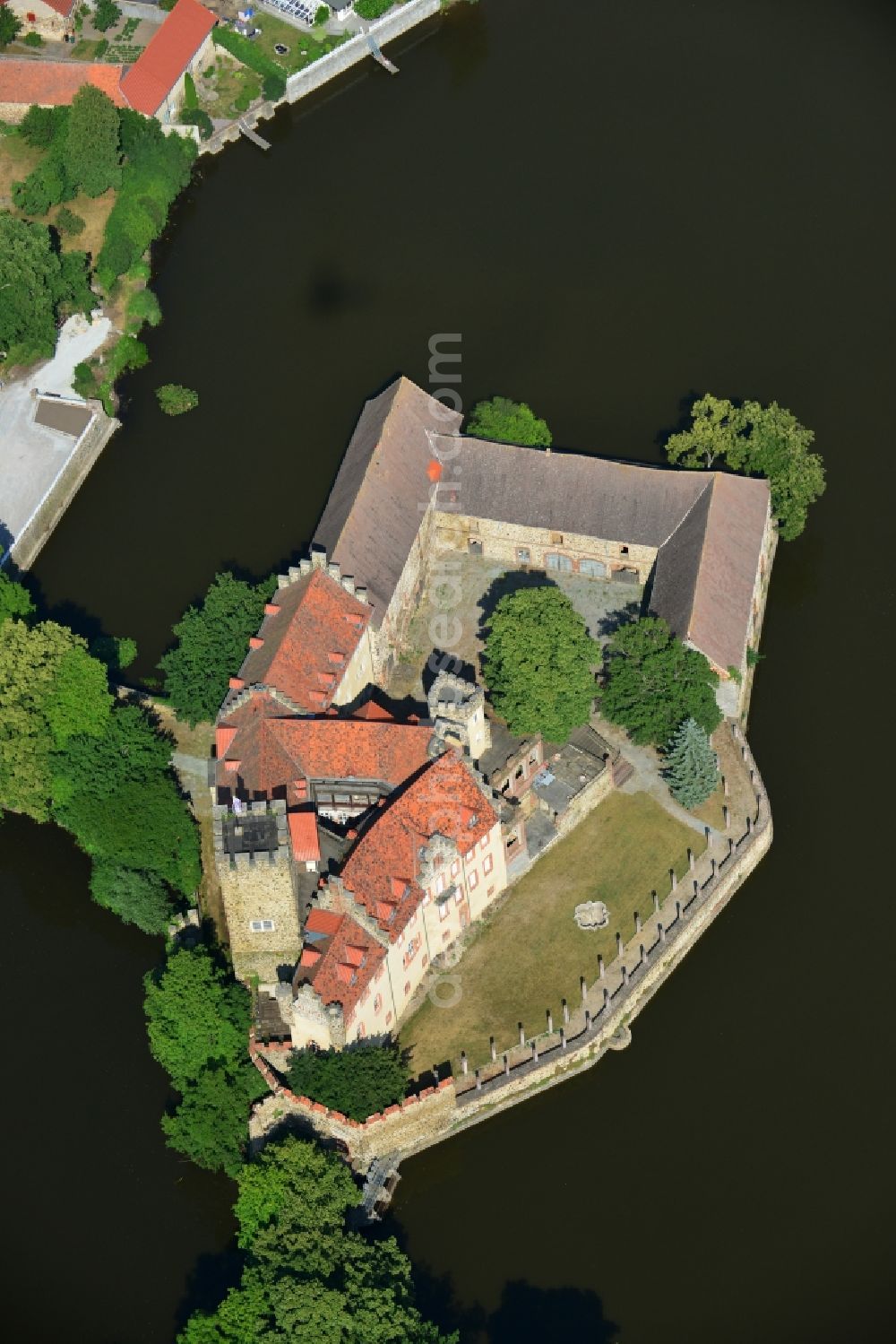 Flechtingen from above - Water Castle Flechtingen on the shore of Castle Lake in the center of Flechtingen in Saxony-Anhalt