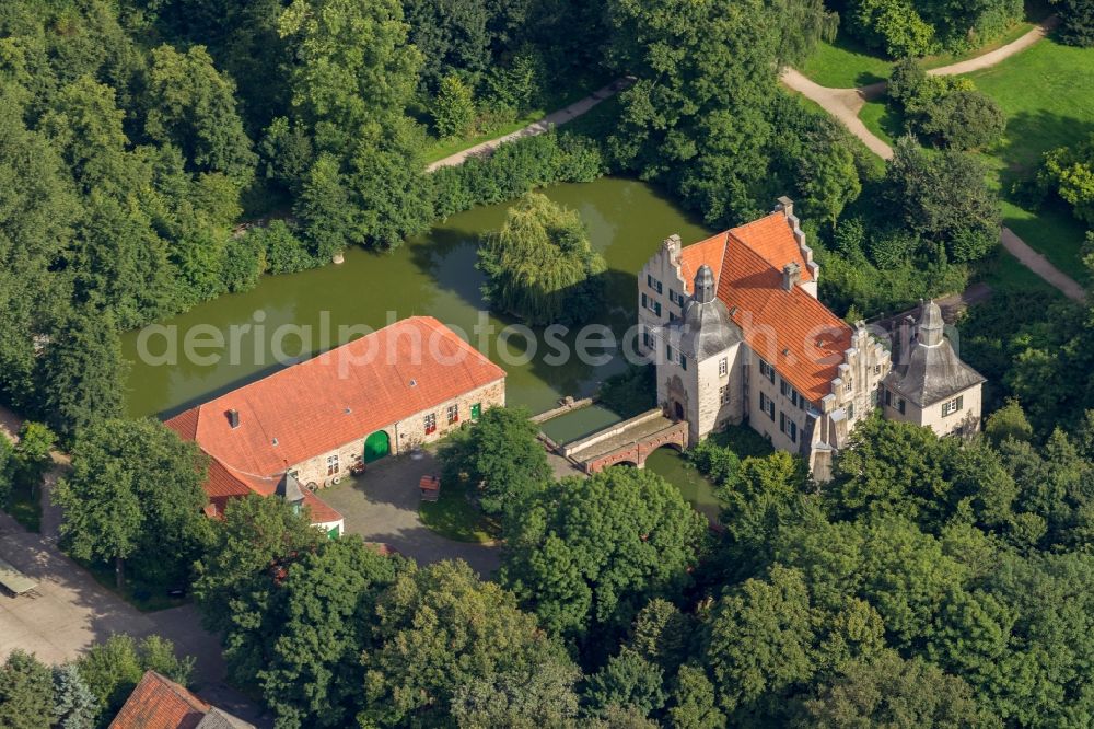 Aerial photograph Dortmund - View at the water castle House Dellwig in the district Lüttgendortmund in Dortmund in the federal state North Rhine-Westphalia . In parts of the agricultural facility of House Dellwig the museum of local history Lüttgendortmund is accommodated. The mansion is still used as a residence. Owner of the monument protected castle is the city of Dortmund