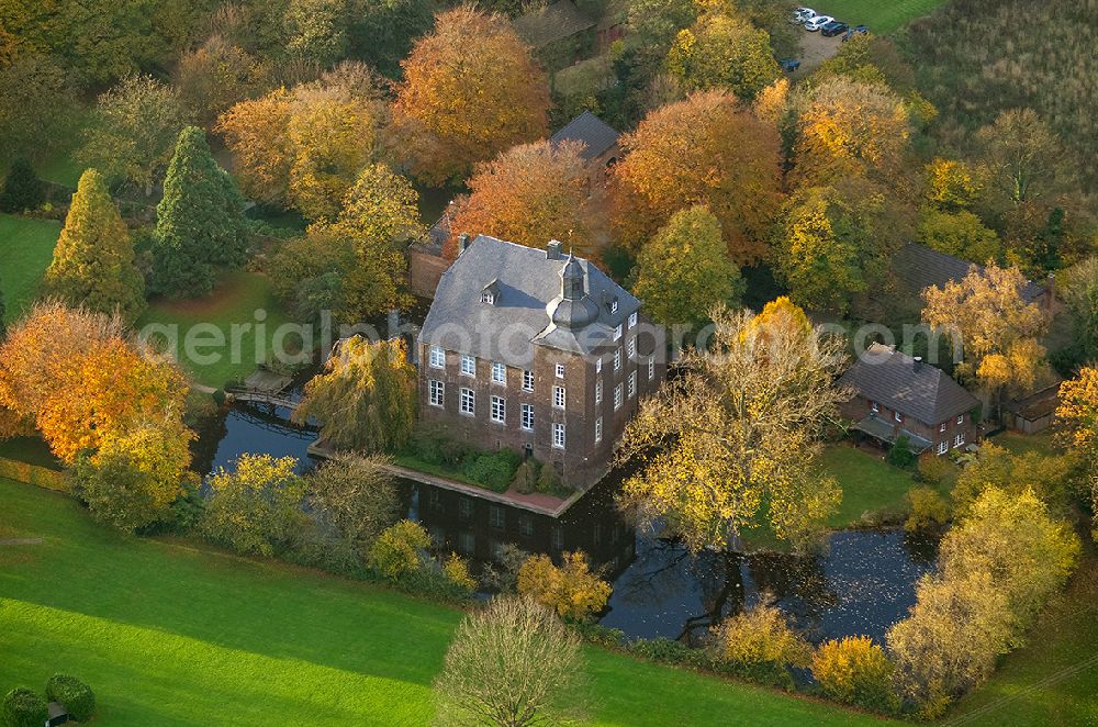 Voerde from the bird's eye view: View of the historic moated castle House Voerde embedded in an autumnal landscape garden at Allee 65 in the state North Rhine-Westphalia