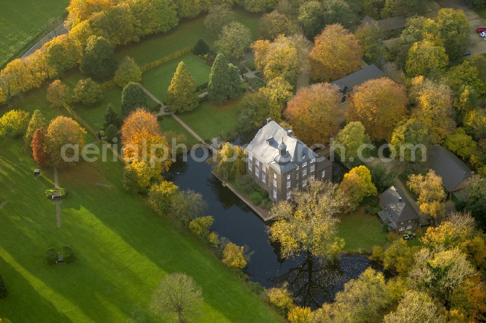 Voerde from the bird's eye view: View of the historic moated castle House Voerde embedded in an autumnal landscape garden at Allee 65 in the state North Rhine-Westphalia