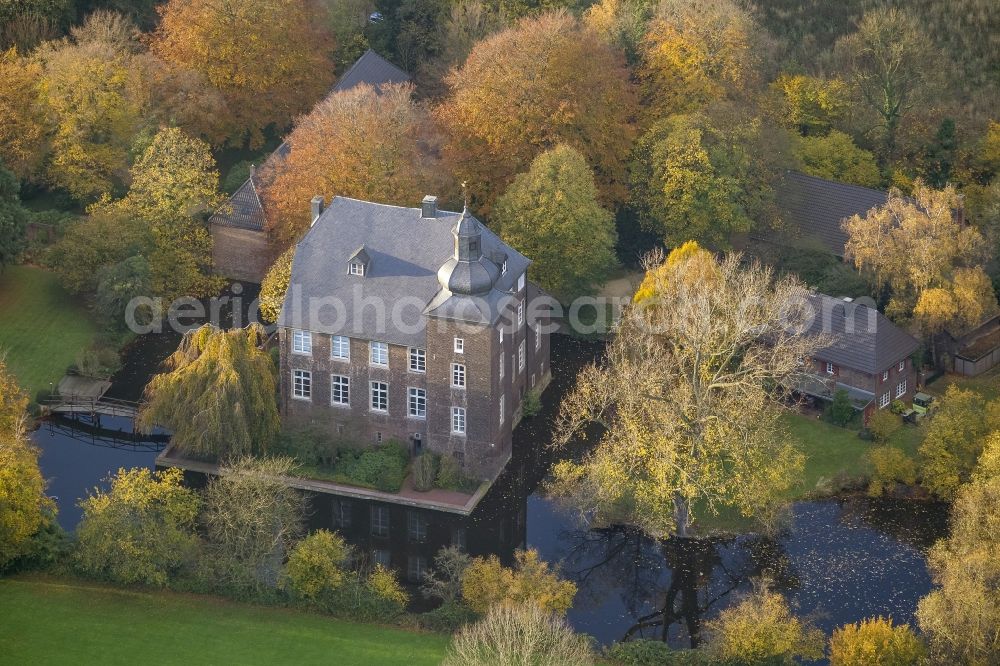 Aerial photograph Voerde - View of the historic moated castle House Voerde embedded in an autumnal landscape garden at Allee 65 in the state North Rhine-Westphalia