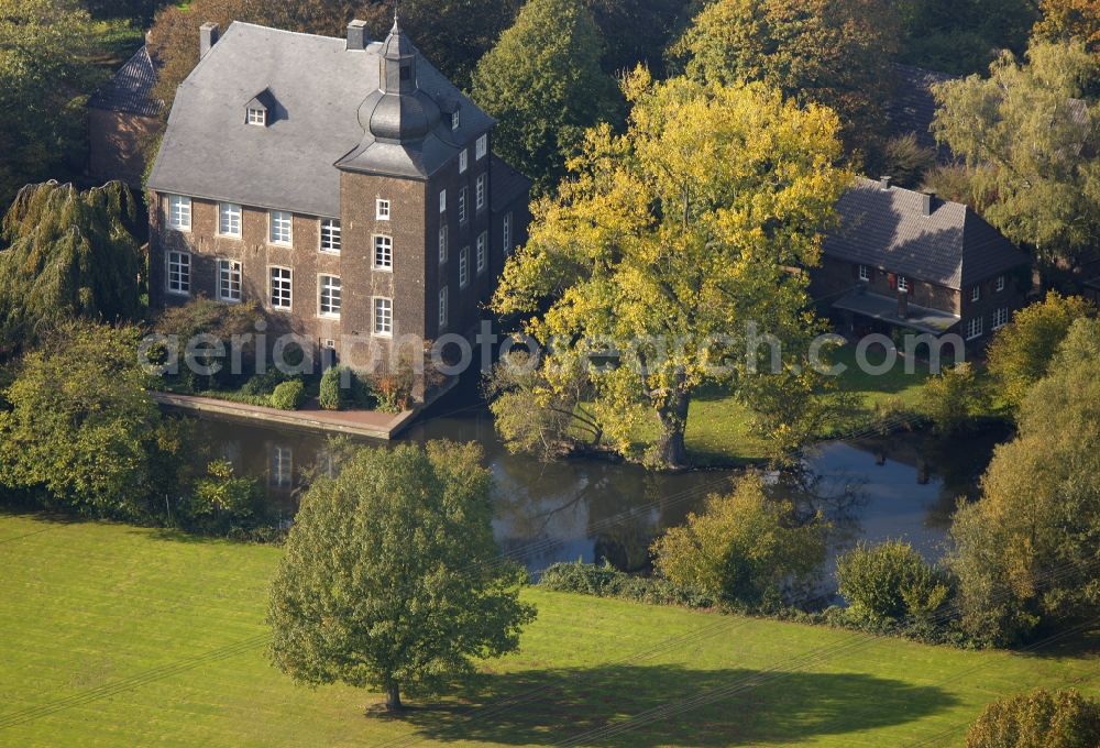 Voerde (Niederrhein) from the bird's eye view: View of the historic moated castle House Voerde embedded in an autumnal landscape garden at Allee 65 in the state North Rhine-Westphalia