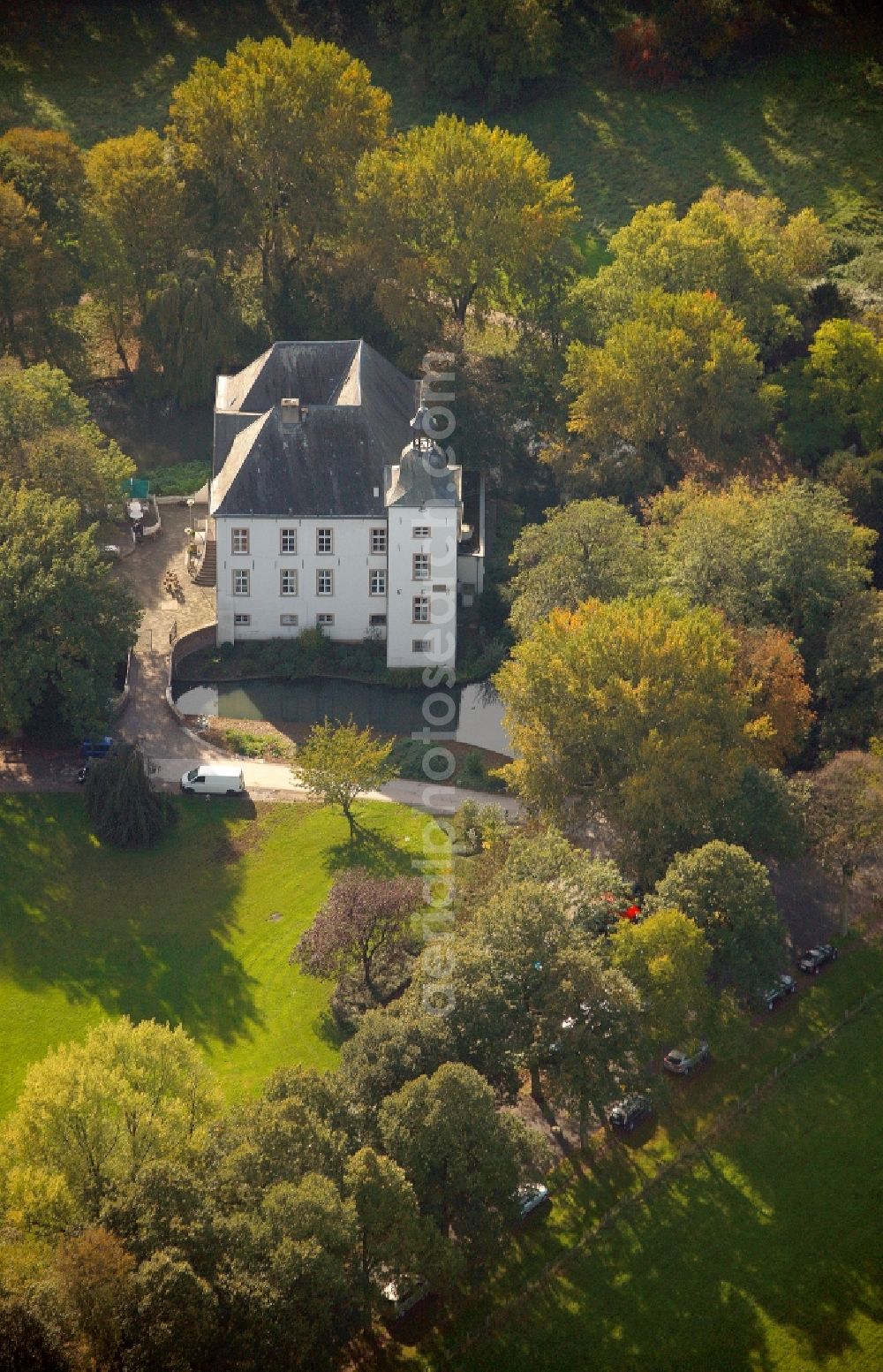 Aerial image Voerde - View of the water castle Haus Voerde in the homonymous city in the state of North Rhine-Westphalia