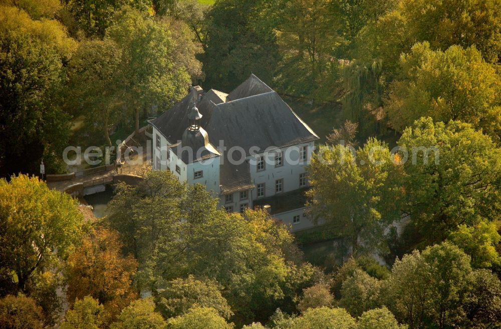 Aerial photograph Voerde - View of the water castle Haus Voerde in the homonymous city in the state of North Rhine-Westphalia