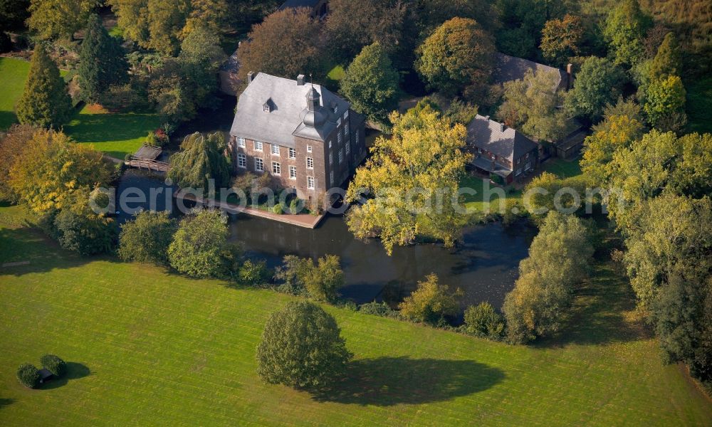 Aerial photograph Voerde - View of the water castle Haus Wohnung in Voerde in the state of North Rhine-Westphalia