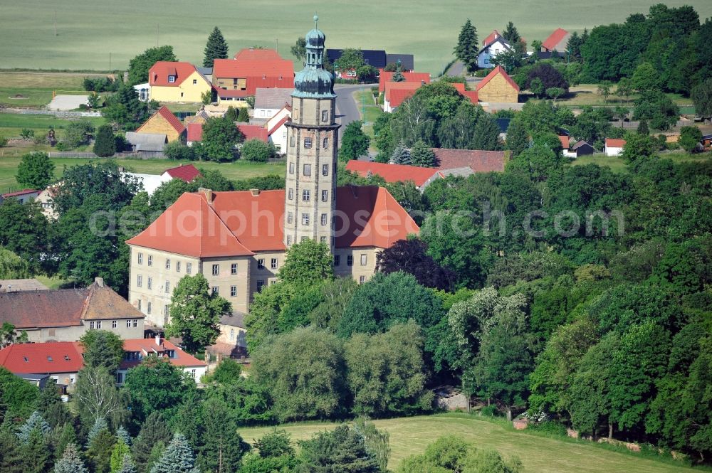 Aerial image Bad Schmiedeberg OT Reinharz - Castle set on a lake Reinharz with garden in the state Saxony-Anhalt. The castle is a part of the network Saxony-Anhalt Garden Dreams 