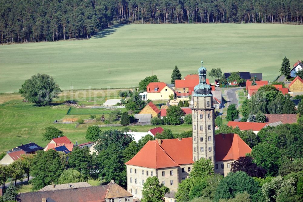 Aerial photograph Bad Schmiedeberg OT Reinharz - Castle set on a lake Reinharz with garden in the state Saxony-Anhalt. The castle is a part of the network Saxony-Anhalt Garden Dreams 