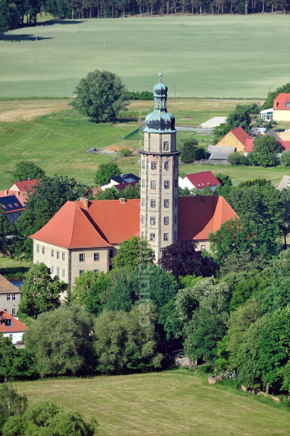 Bad Schmiedeberg OT Reinharz from the bird's eye view: Castle set on a lake Reinharz with garden in the state Saxony-Anhalt. The castle is a part of the network Saxony-Anhalt Garden Dreams 