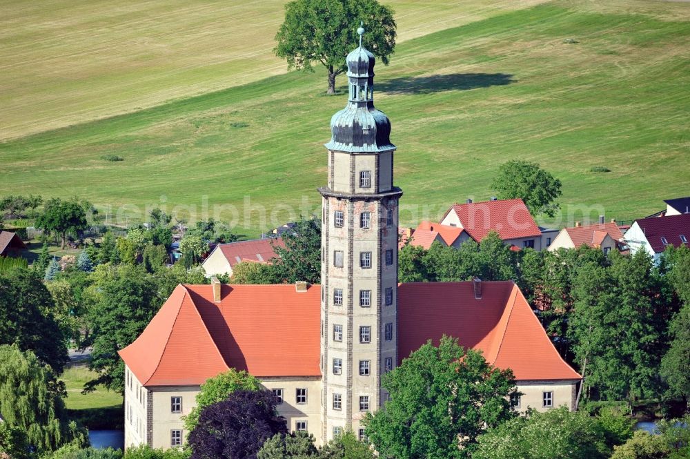 Aerial photograph Bad Schmiedeberg OT Reinharz - Castle set on a lake Reinharz with garden in the state Saxony-Anhalt. The castle is a part of the network Saxony-Anhalt Garden Dreams 