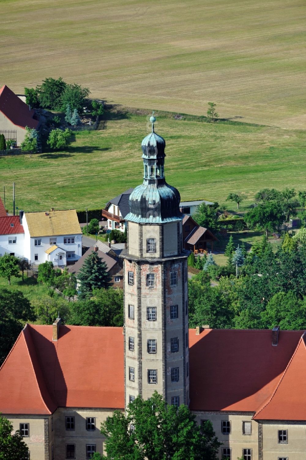 Bad Schmiedeberg OT Reinharz from above - Castle set on a lake Reinharz with garden in the state Saxony-Anhalt. The castle is a part of the network Saxony-Anhalt Garden Dreams 