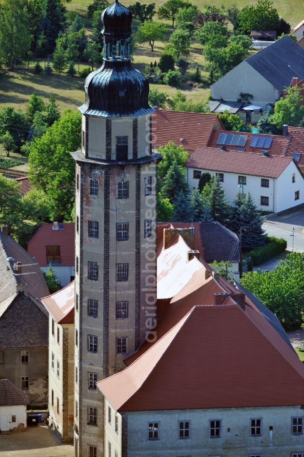 Bad Schmiedeberg OT Reinharz from the bird's eye view: Castle set on a lake Reinharz with garden in the state Saxony-Anhalt. The castle is a part of the network Saxony-Anhalt Garden Dreams 