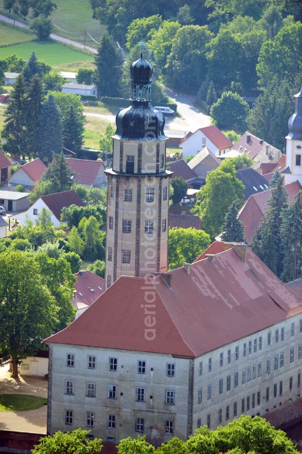 Aerial image Bad Schmiedeberg OT Reinharz - Castle set on a lake Reinharz with garden in the state Saxony-Anhalt. The castle is a part of the network Saxony-Anhalt Garden Dreams 