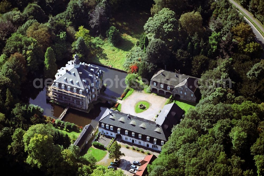 Aerial photograph Solingen - Moated castle Schloss Hackhausen in Solingen in North Rhine-Westphalia