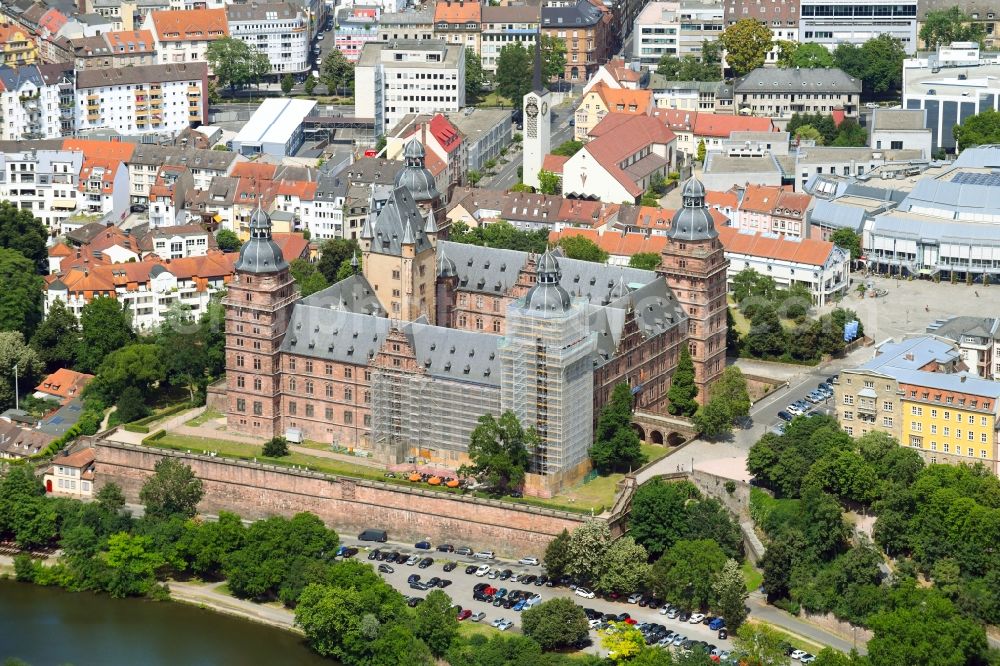 Aschaffenburg from the bird's eye view: Building and castle park systems of water castle Johannisburg in Aschaffenburg in the state Bavaria