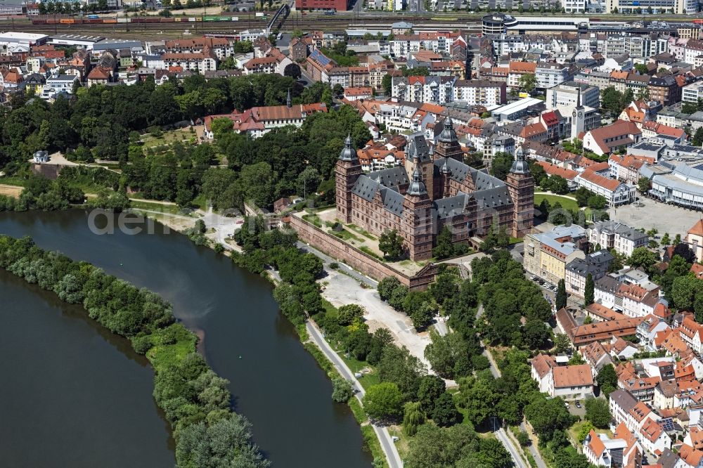 Aschaffenburg from the bird's eye view: Building and castle park systems of water castle Johannisburg in Aschaffenburg in the state Bavaria