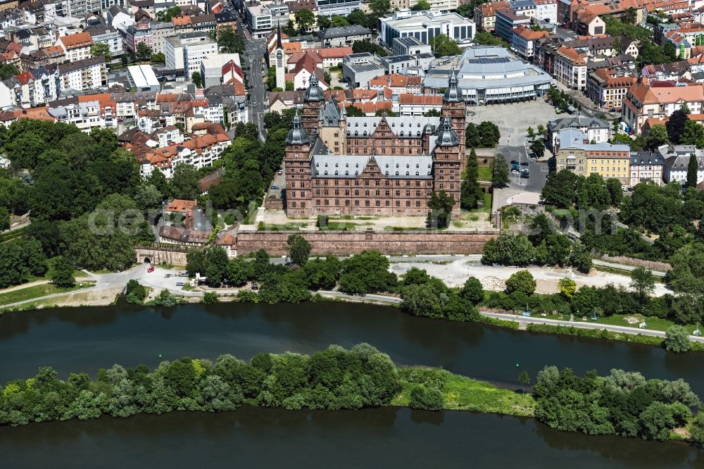 Aschaffenburg from the bird's eye view: Building and castle park systems of water castle Johannisburg in Aschaffenburg in the state Bavaria