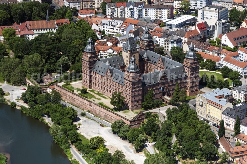 Aschaffenburg from the bird's eye view: Building and castle park systems of water castle Johannisburg in Aschaffenburg in the state Bavaria