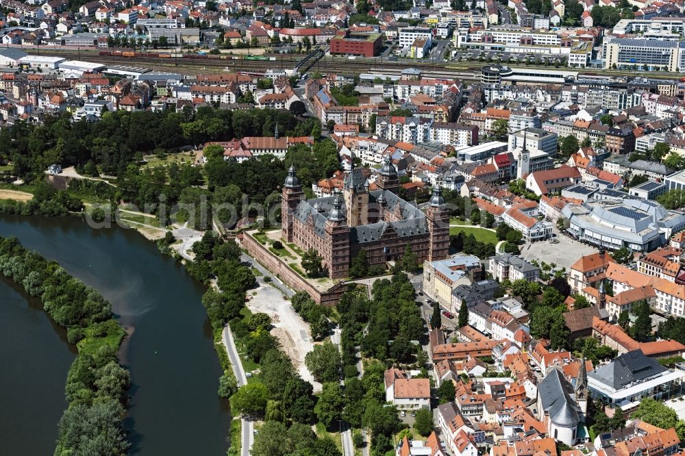 Aerial photograph Aschaffenburg - Building and castle park systems of water castle Johannisburg in Aschaffenburg in the state Bavaria