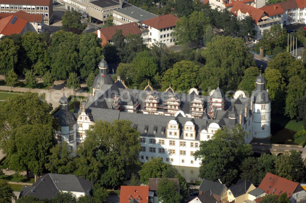 Aerial image Paderborn - Blick auf das Wasserschloss Neuhaus. Das Schloss Neuhaus im nach ihm benannten Paderborner Stadtteil Schloß Neuhaus ist ein bedeutendes Bauwerk der Weserrenaissance. Es liegt in inselähnlicher Lage am Zusammenfluss von Lippe, Alme und Pader im Südostwinkel der Westfälischen Bucht. 1994 richtete die Stadt Paderborn am Neuhäuser Schloss die Landesgartenschau von Nordrhein-Westfalen aus, wodurch rund um das Schloss der Schloss- und Auenpark entstand, der seit 1995 für alljährliche Veranstaltungsreihen, den Schloßsommer, genutzt wird. Kontakt: Schlosspark und Lippesee Gesellschaft mbH, Im Schloßpark 10, 33104 Paderborn / Schloß Neuhaus, Tel. +49(0)5254 8019-2, Fax +49(0)5254 8019-9, schlosspark.lippesee@paderborn.de