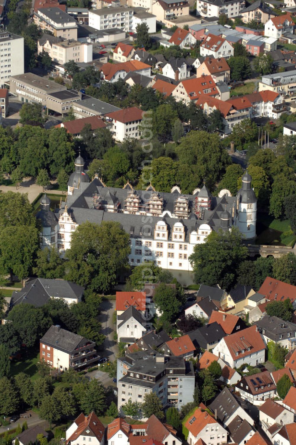 Aerial photograph Paderborn - Blick auf das Wasserschloss Neuhaus. Das Schloss Neuhaus im nach ihm benannten Paderborner Stadtteil Schloß Neuhaus ist ein bedeutendes Bauwerk der Weserrenaissance. Es liegt in inselähnlicher Lage am Zusammenfluss von Lippe, Alme und Pader im Südostwinkel der Westfälischen Bucht. 1994 richtete die Stadt Paderborn am Neuhäuser Schloss die Landesgartenschau von Nordrhein-Westfalen aus, wodurch rund um das Schloss der Schloss- und Auenpark entstand, der seit 1995 für alljährliche Veranstaltungsreihen, den Schloßsommer, genutzt wird. Kontakt: Schlosspark und Lippesee Gesellschaft mbH, Im Schloßpark 10, 33104 Paderborn / Schloß Neuhaus, Tel. +49(0)5254 8019-2, Fax +49(0)5254 8019-9, schlosspark.lippesee@paderborn.de