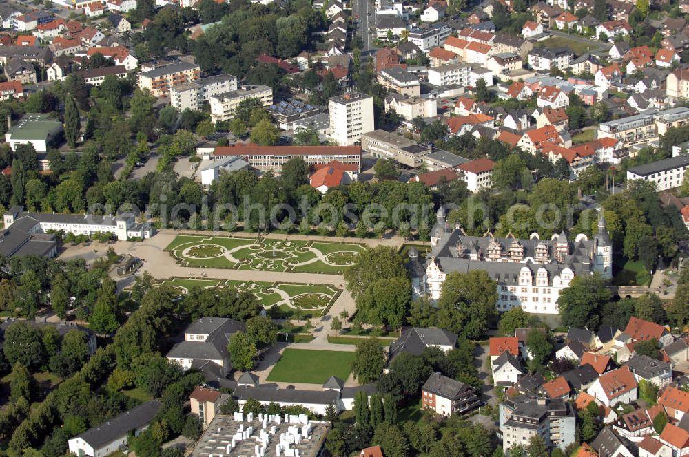 Paderborn from above - Blick auf das Wasserschloss Neuhaus. Das Schloss Neuhaus im nach ihm benannten Paderborner Stadtteil Schloß Neuhaus ist ein bedeutendes Bauwerk der Weserrenaissance. Es liegt in inselähnlicher Lage am Zusammenfluss von Lippe, Alme und Pader im Südostwinkel der Westfälischen Bucht. 1994 richtete die Stadt Paderborn am Neuhäuser Schloss die Landesgartenschau von Nordrhein-Westfalen aus, wodurch rund um das Schloss der Schloss- und Auenpark entstand, der seit 1995 für alljährliche Veranstaltungsreihen, den Schloßsommer, genutzt wird. Kontakt: Schlosspark und Lippesee Gesellschaft mbH, Im Schloßpark 10, 33104 Paderborn / Schloß Neuhaus, Tel. +49(0)5254 8019-2, Fax +49(0)5254 8019-9, schlosspark.lippesee@paderborn.de