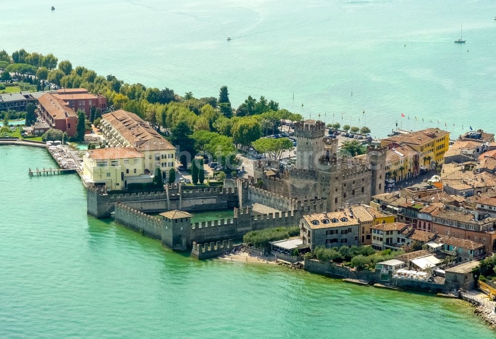 Aerial photograph Sirmione - Building of water castle Scaligerburg - Castello Scaligero on the headland Sirmione in Lombardia, Italy