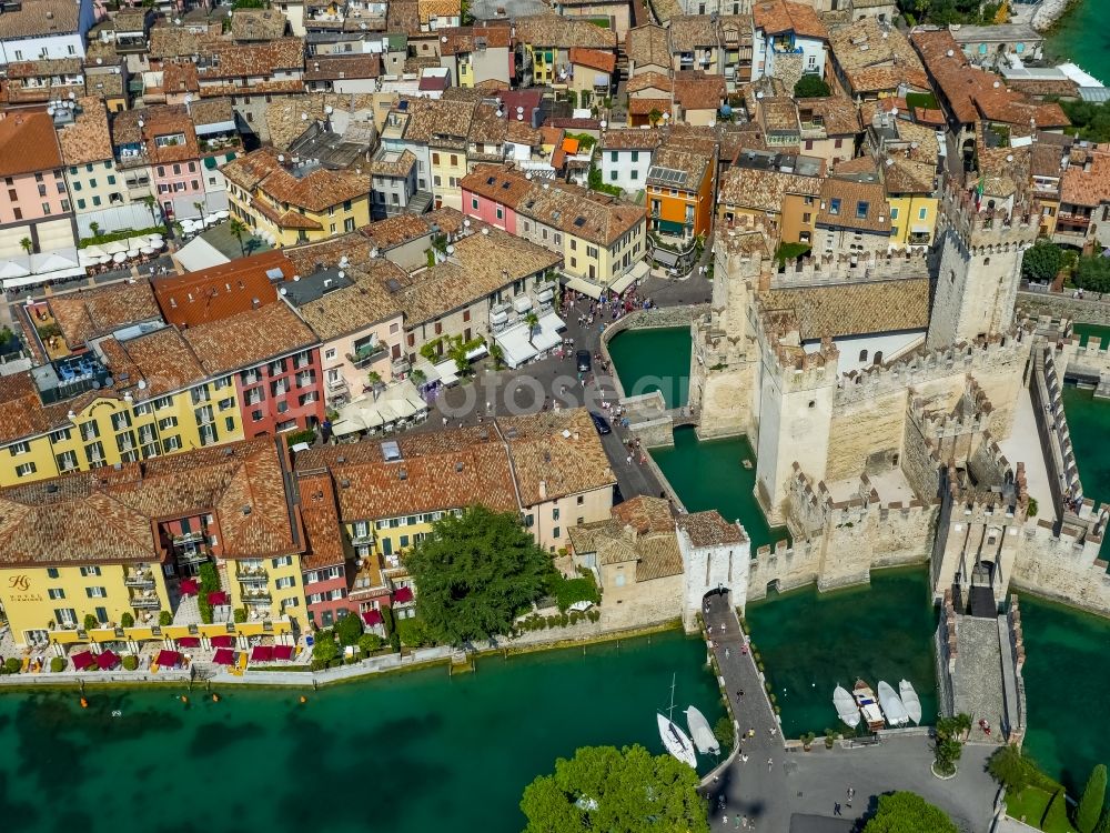 Aerial photograph Sirmione - Building of water castle Scaligerburg - Castello Scaligero on the headland Sirmione in Lombardia, Italy