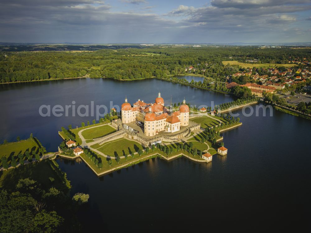 Aerial photograph Moritzburg - Hunting and moated castle and castle park in the castle pond in Moritzburg in the federal state of Saxony, Germany