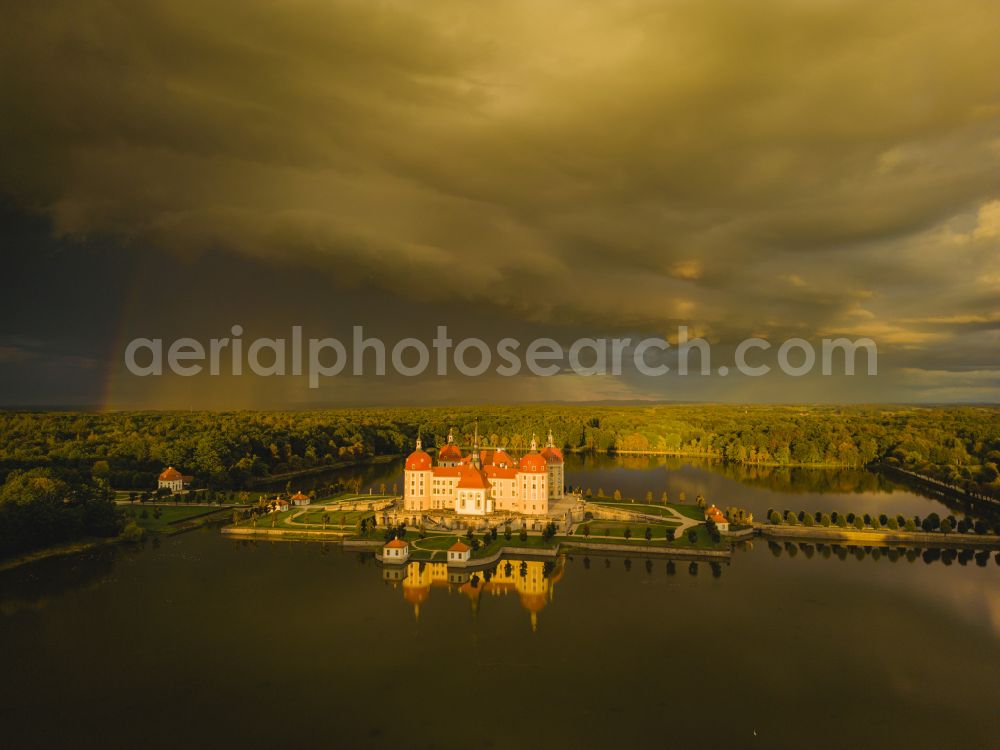 Moritzburg from the bird's eye view: Hunting and moated castle and castle park in the castle pond in Moritzburg in the federal state of Saxony, Germany