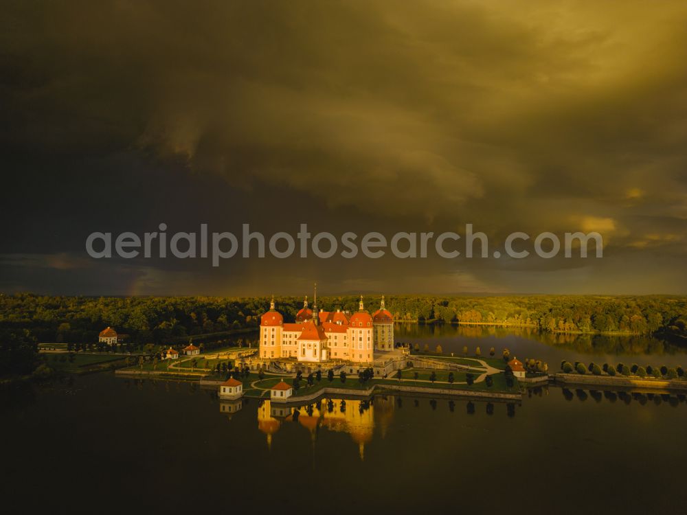 Aerial photograph Moritzburg - Hunting and moated castle and castle park in the castle pond in Moritzburg in the federal state of Saxony, Germany