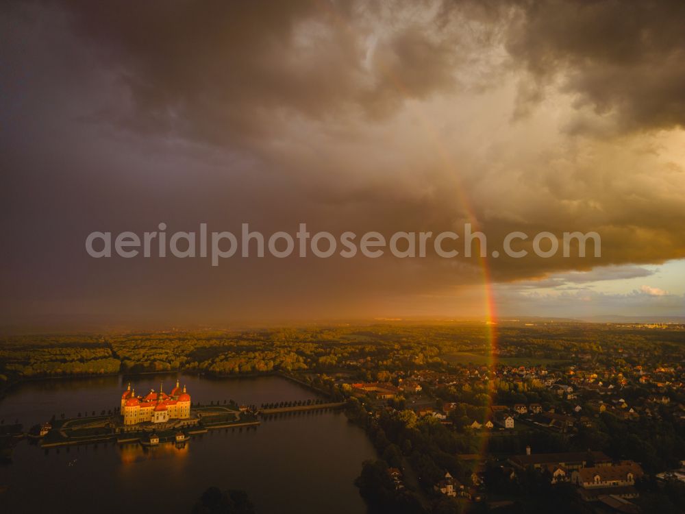 Moritzburg from the bird's eye view: Hunting and moated castle and castle park in the castle pond in Moritzburg in the federal state of Saxony, Germany