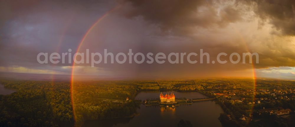 Aerial photograph Moritzburg - Hunting and moated castle and castle park in the castle pond in Moritzburg in the federal state of Saxony, Germany