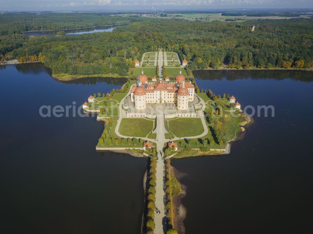 Moritzburg from the bird's eye view: Hunting and moated castle and castle park in the castle pond in Moritzburg in the federal state of Saxony, Germany