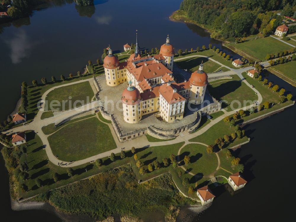 Aerial photograph Moritzburg - Hunting and moated castle and castle park in the castle pond in Moritzburg in the federal state of Saxony, Germany