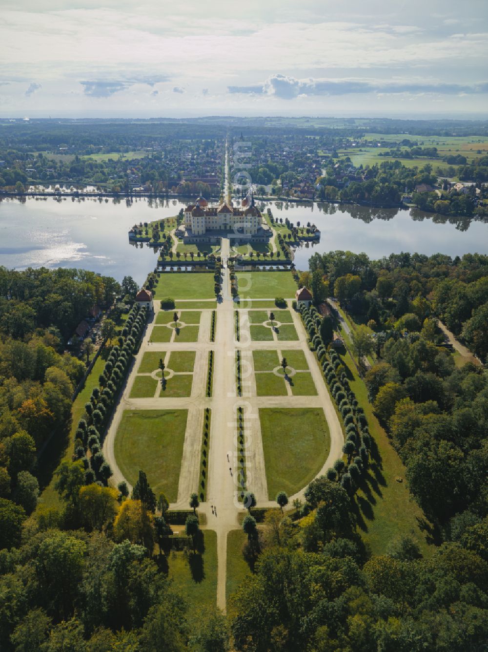 Moritzburg from the bird's eye view: Hunting and moated castle and castle park in the castle pond in Moritzburg in the federal state of Saxony, Germany