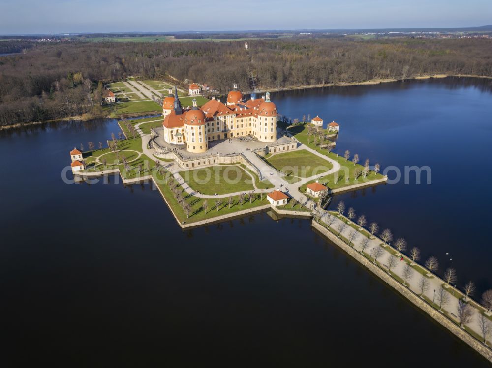 Aerial photograph Moritzburg - Hunting and moated castle and castle park in the castle pond in Moritzburg in the federal state of Saxony, Germany