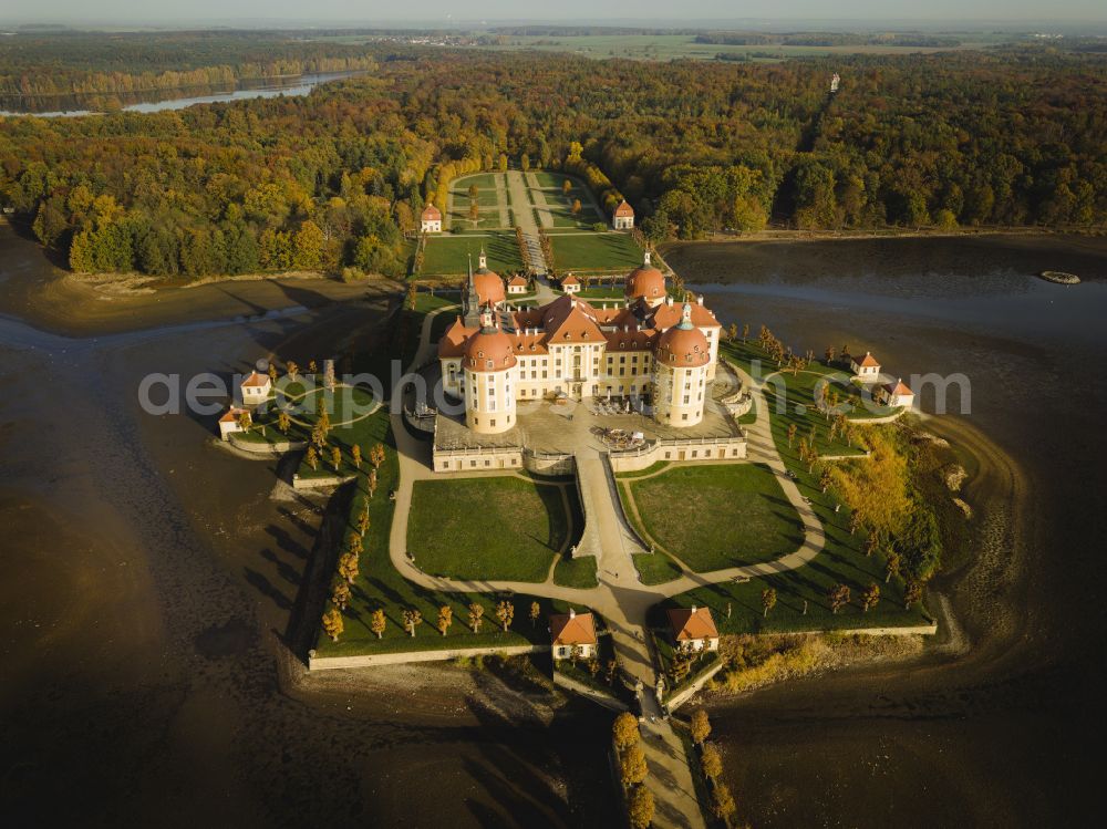 Moritzburg from the bird's eye view: Hunting and moated castle and castle park in the castle pond in Moritzburg in the federal state of Saxony, Germany