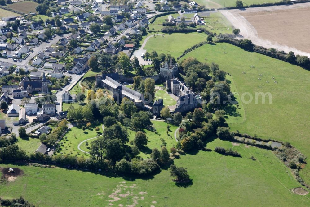 Longuenee en Anjou from the bird's eye view: Building and castle park of water castle Le Plessis Mace in Longuenee en Anjou (former Le Plessis Mace) in Pays de la Loire, France