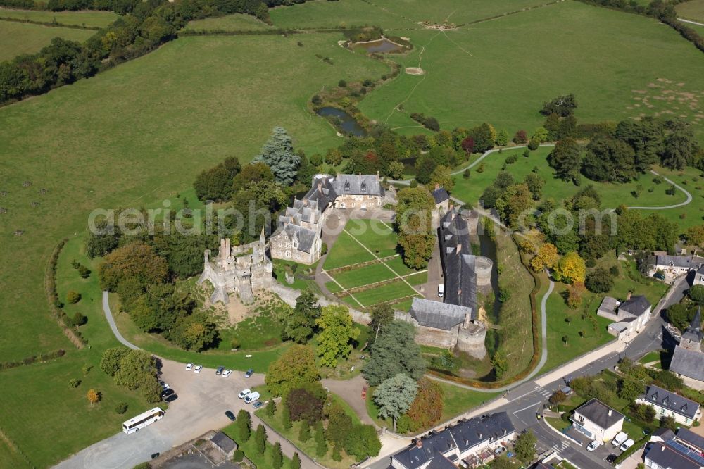 Longuenee en Anjou from the bird's eye view: Building and castle park of water castle Le Plessis Mace in Longuenee en Anjou (former Le Plessis Mace) in Pays de la Loire, France