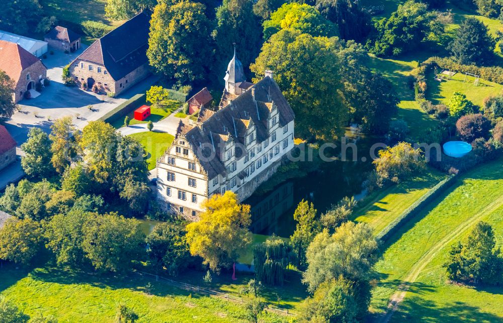 Aerial photograph Wendlinghausen - Building and castle park systems of water castle on street Am Schloss in Wendlinghausen in the state North Rhine-Westphalia, Germany