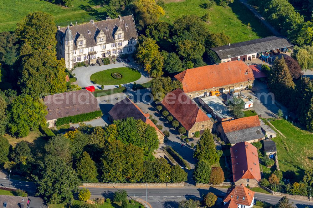 Wendlinghausen from above - Building and castle park systems of water castle on street Am Schloss in Wendlinghausen in the state North Rhine-Westphalia, Germany