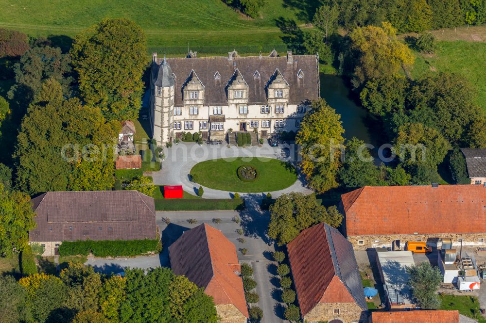 Aerial image Wendlinghausen - Building and castle park systems of water castle on street Am Schloss in Wendlinghausen in the state North Rhine-Westphalia, Germany