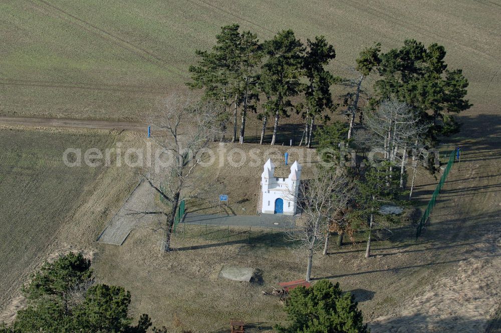 OTTENHAUSEN from the bird's eye view: Blick auf das Wasserschlösschen . Es handelt sich um ein mehrtürmiges Miniaturschloss von 1904, das neben einem Hochbehälter innerhalb einer Baumgruppe errichtet wurde. Dieser Wasserspeicher versorgt das Städtchen mit Ohra-Talsperrenwasser. Ottenhausen ist seit 1993 ein Ortsteil von Weißensee (Thüringen). View of the water palace. It is a small castle in 1904, in addition to an elevated tank.