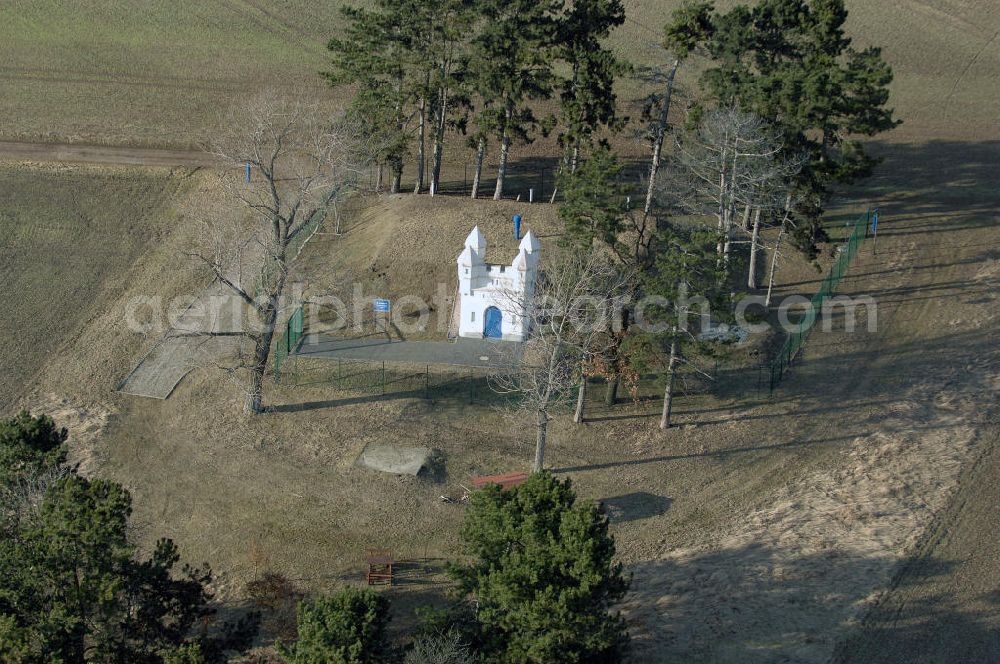 OTTENHAUSEN from above - Blick auf das Wasserschlösschen . Es handelt sich um ein mehrtürmiges Miniaturschloss von 1904, das neben einem Hochbehälter innerhalb einer Baumgruppe errichtet wurde. Dieser Wasserspeicher versorgt das Städtchen mit Ohra-Talsperrenwasser. Ottenhausen ist seit 1993 ein Ortsteil von Weißensee (Thüringen). View of the water palace. It is a small castle in 1904, in addition to an elevated tank.