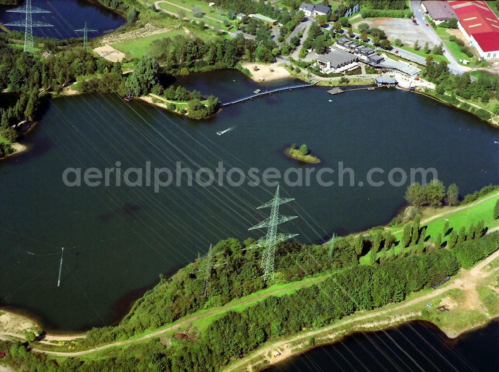 Aerial photograph Langenfeld-Berghausen - Water skiing facilities in the sports center Bergshausen on gravel and quarry on the 59 freeway and the Baumberger Road in Berghausen in North Rhine-Westphalia