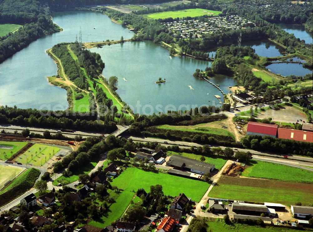 Aerial photograph Langenfeld-Berghausen - Water skiing facilities in the sports center Bergshausen on gravel and quarry on the 59 freeway and the Baumberger Road in Berghausen in North Rhine-Westphalia