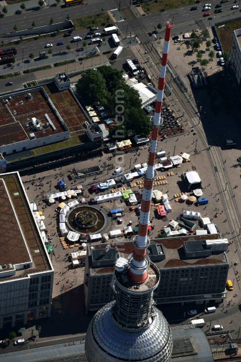 Aerial photograph Berlin - Water fountain on the Alexanderplatz in the Fountain of International Friendship in Berlin