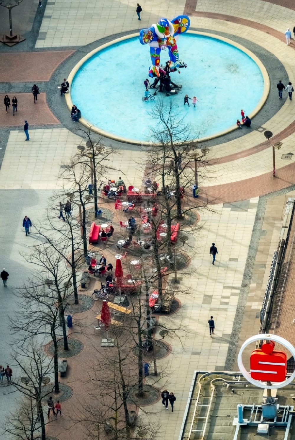 Duisburg from the bird's eye view: Water - fountain in the Duesseldorfer Strasse corner Koenigsstrasse in the district Duisburg Mitte in Duisburg in the state North Rhine-Westphalia