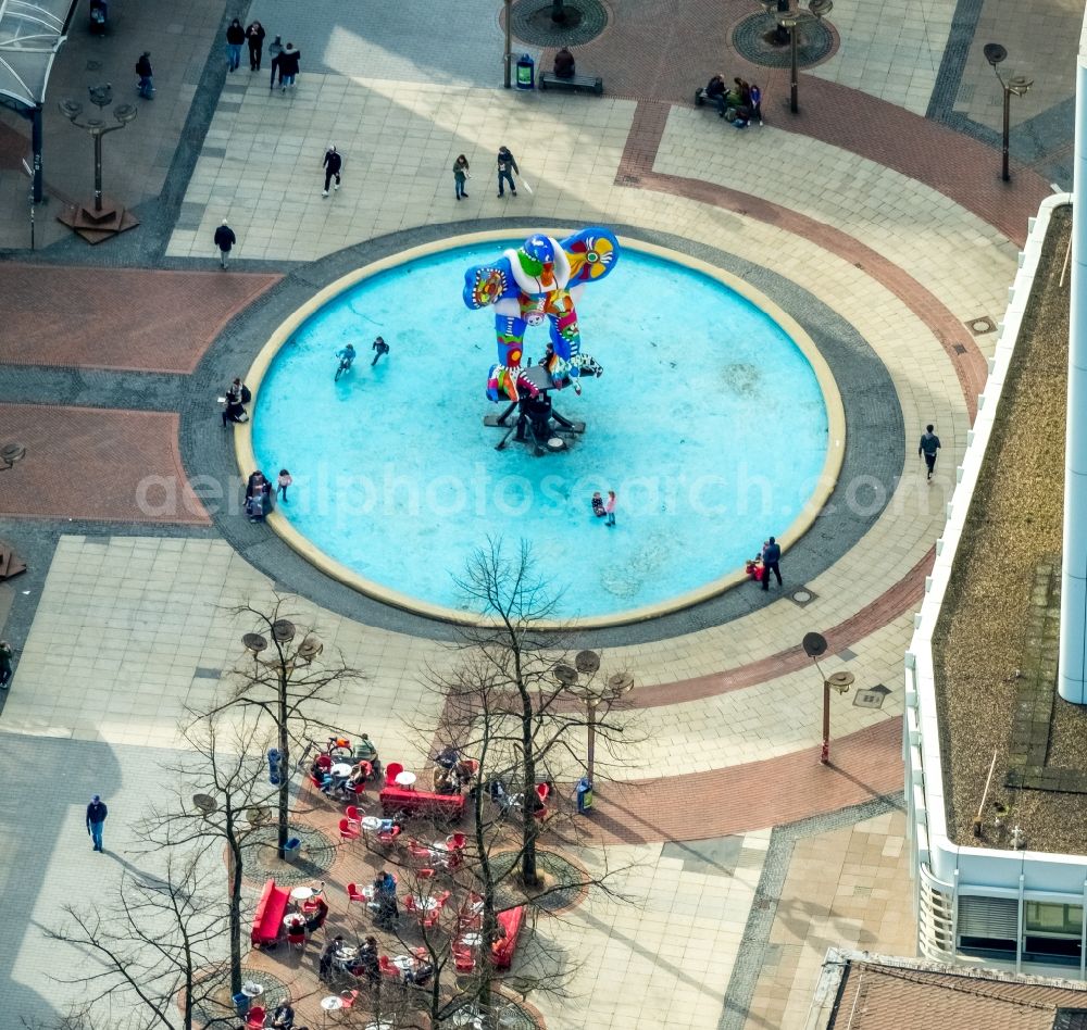 Aerial image Duisburg - Water - fountain in the Duesseldorfer Strasse corner Koenigsstrasse in the district Duisburg Mitte in Duisburg in the state North Rhine-Westphalia